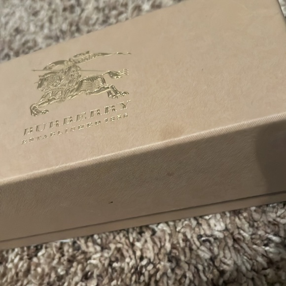 Burberry sunglass box - Picture 3 of 7